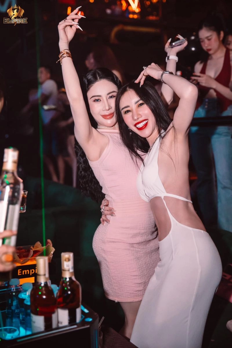 Các cô gái xinh đẹp tại Empire