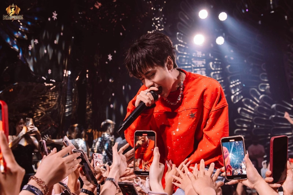 Quang Hùng biểu diễn khiến khán giả thích thú