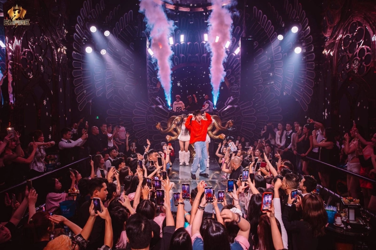 Quang Hùng biểu diễn cực cháy